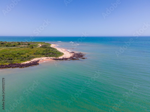 Imagem aérea de Castelhanos e da Praia da Boca da Baleia na cidade da Anchieta no litoral do estado do Espírito Santo. Costa tropical e turística com mata atlântica do Brasil. © tiago