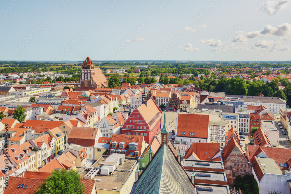 Obraz premium herrlicher Ausblick auf die Hansestadt Greifswald bei schönem sommerlichen Wetter