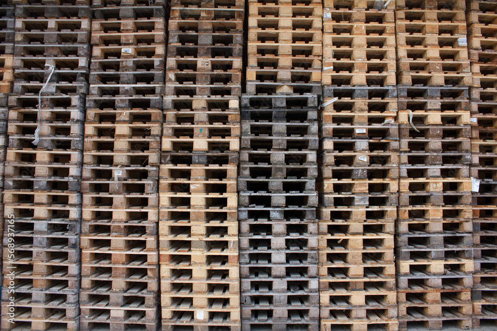 Wall made of stacked Euro pallets Wall made of stacked Euro pallets