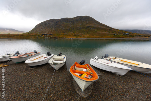 Norwegia jezioro Gjende, łódki
