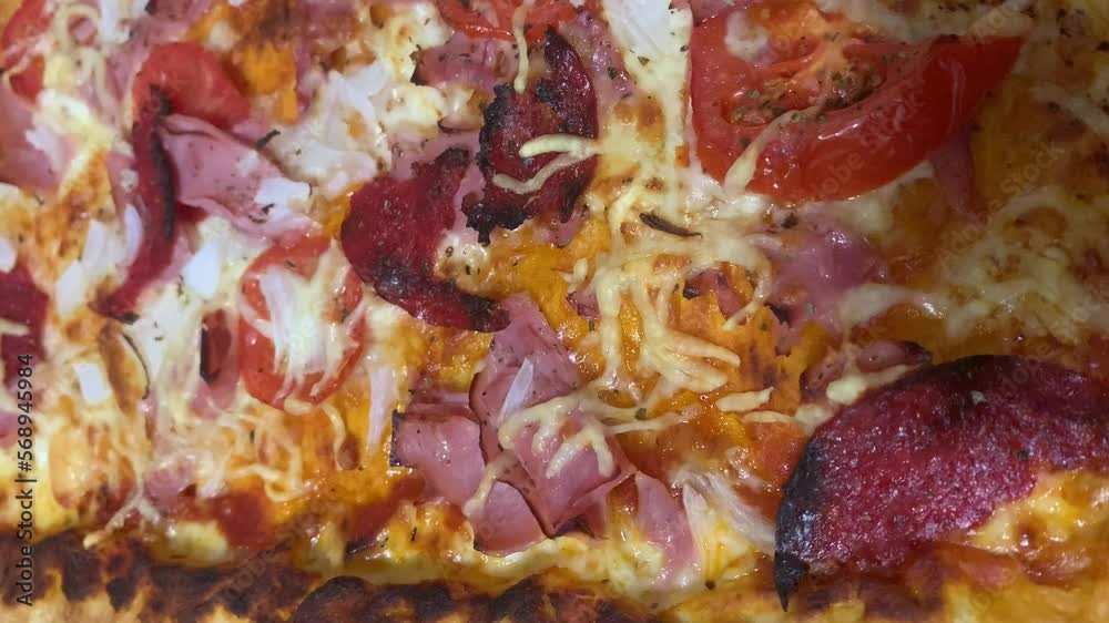 Pizza casera de jamón, peperoni, tomate, cebolla y queso Pizza casera de jamón, peperoni, tomate, cebolla y queso