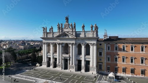 Roma - The facade of St. John Lateran basilica (Basilica di San Giovanni in Laterano) 
Vista aerea della facciata della basilica con le statue dei santi