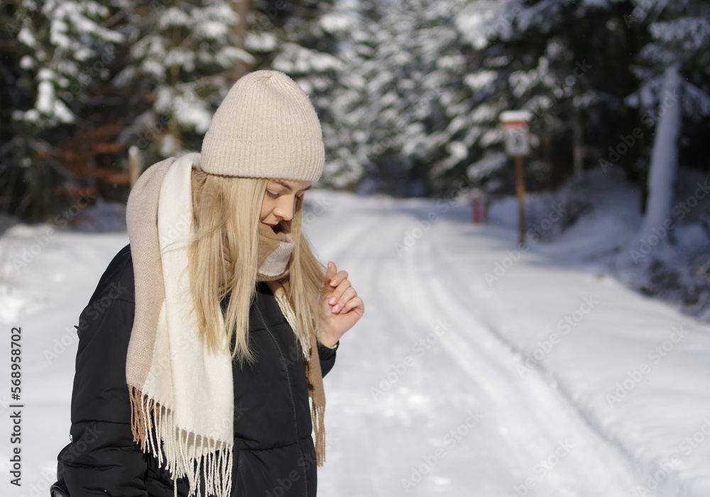 Naturalny portret kobiety o włosach blond zimową porą na świeżym powietrzu. Naturalny portret kobiety o włosach blond zimową porą na świeżym powietrzu.