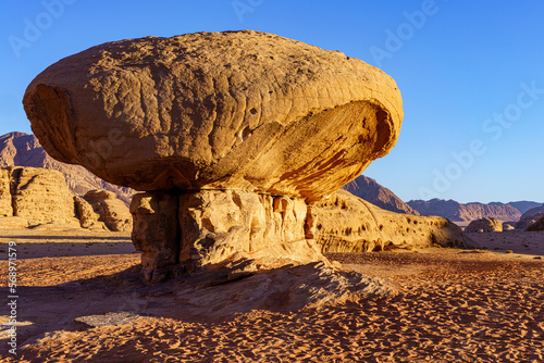 Grzyb skalny pustynia Wadi Rum Jordania photo