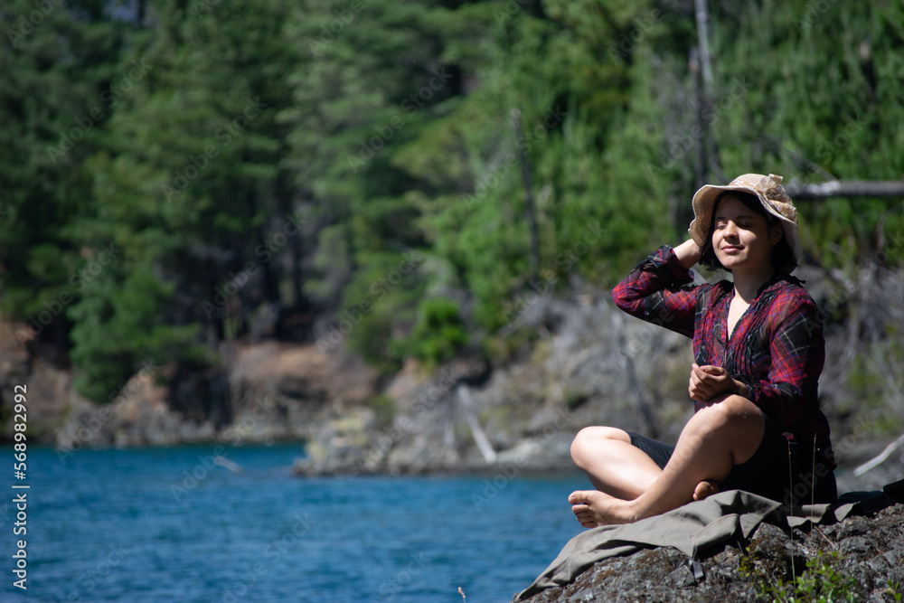 Una persona disfrutando las vacaciones tomando sol en la naturaleza Una persona disfrutando las vacaciones tomando sol en la naturaleza