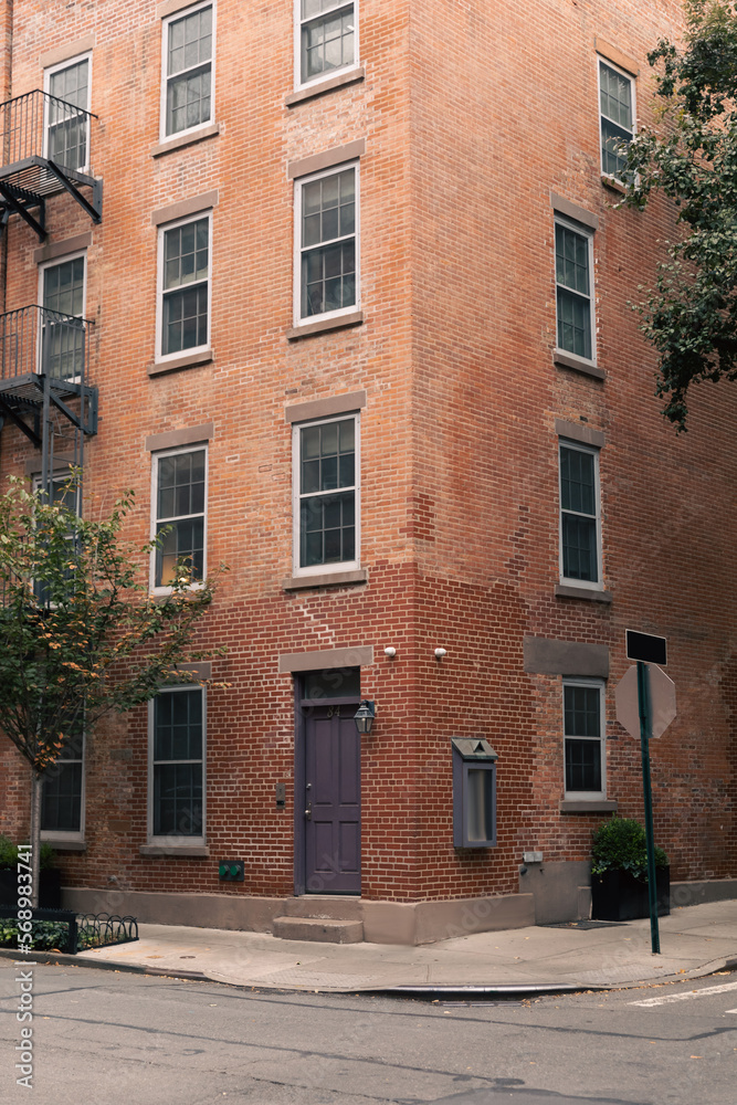 Naklejka premium Corner of brisk building on street in New York City.