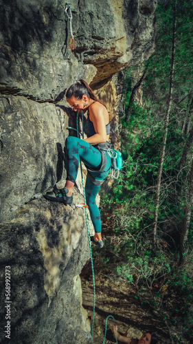 Mujer practicando la escalada deportiva en la naturaleza