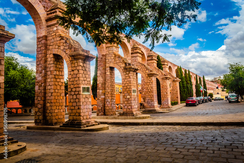 Fotografia aqueduct with colonial architecture and blue sky, downtown of zacatecas