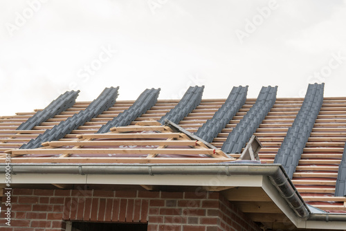 Neue Dacheindeckung mit Dachziegeln