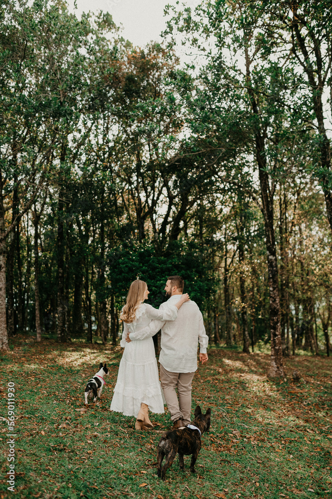 Fototapeta premium Couple love in the field romantic