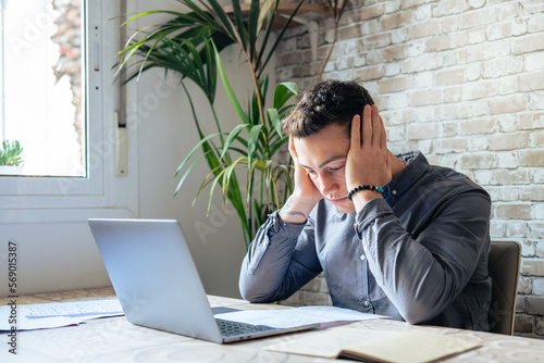 Foto Confused frustrated young man reading letter, debt notification, bad financial report, money problem, money problem, upset student receiving bad news, unsuccessful exam or test results