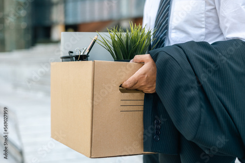 Cuadro en lienzo Businessman with box cardboard packing personal items after losing jobs