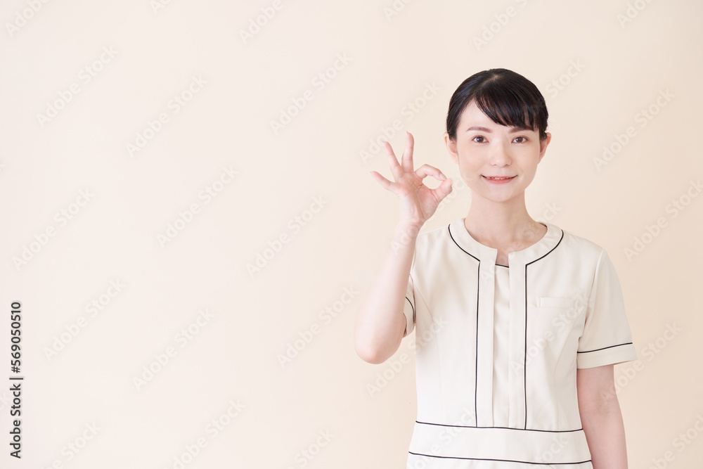 OKサインを出すエステ・美容クリニックの女性 OKサインを出すエステ・美容クリニックの女性