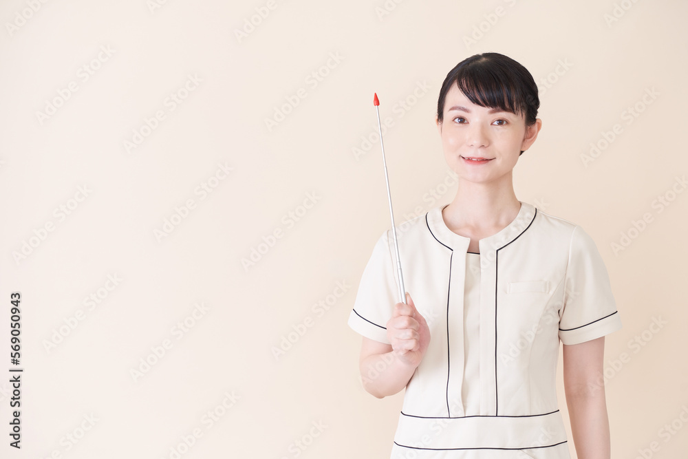 指し棒を持つエステ・美容クリニックの女性