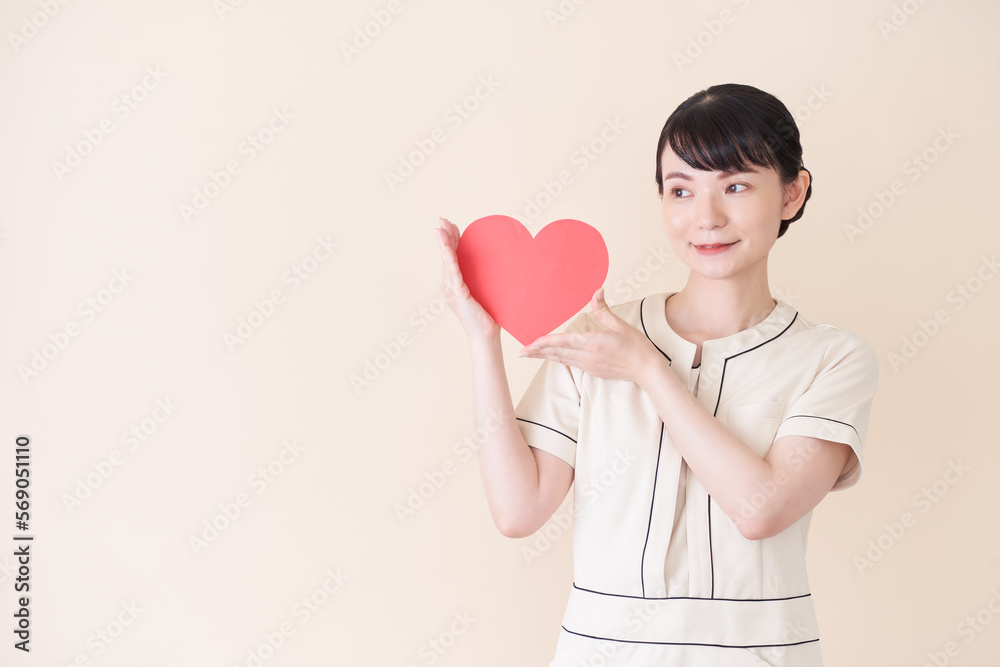 ハートマークをもつエステ・美容クリニックの女性 ハートマークをもつエステ・美容クリニックの女性