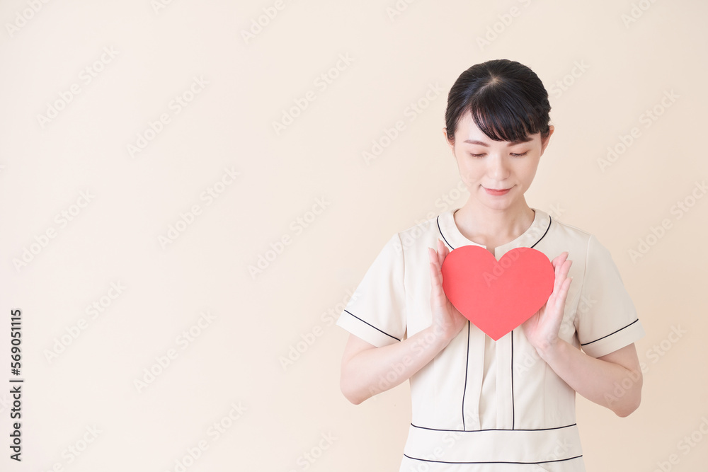 ハートマークをもつエステ・美容クリニックの女性 ハートマークをもつエステ・美容クリニックの女性