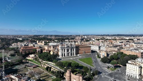 Gabbiano vola sulla Basilica di San Giovanni in Laterano a Roma.
Gabbiano minaccioso insegue il drone nei cieli di Roma.
 photo