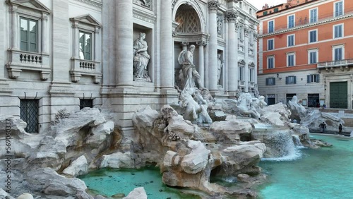 Fontana di Trevi a Roma, Italia.
Vista della fontana più visitata dai turisti. photo