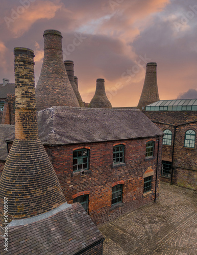 фотографія Stoke-on-trent, Staffordshire, England, Old Gladstone Potteries with bottle ovens in the centre of Stoke on Trent, Staffordshire,UK