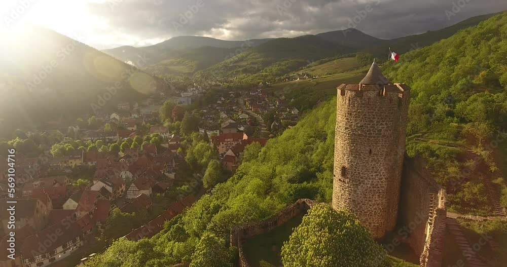 Chateau surplombant le village de Kaysersberg en Alsace