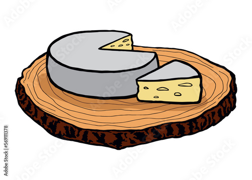 Aromatyczny ser camembert na kawałku drewna. Okrągły kawałek sera, pokrojony francuski ser kremowy. Ser pleśniowy, z pleśnią. 