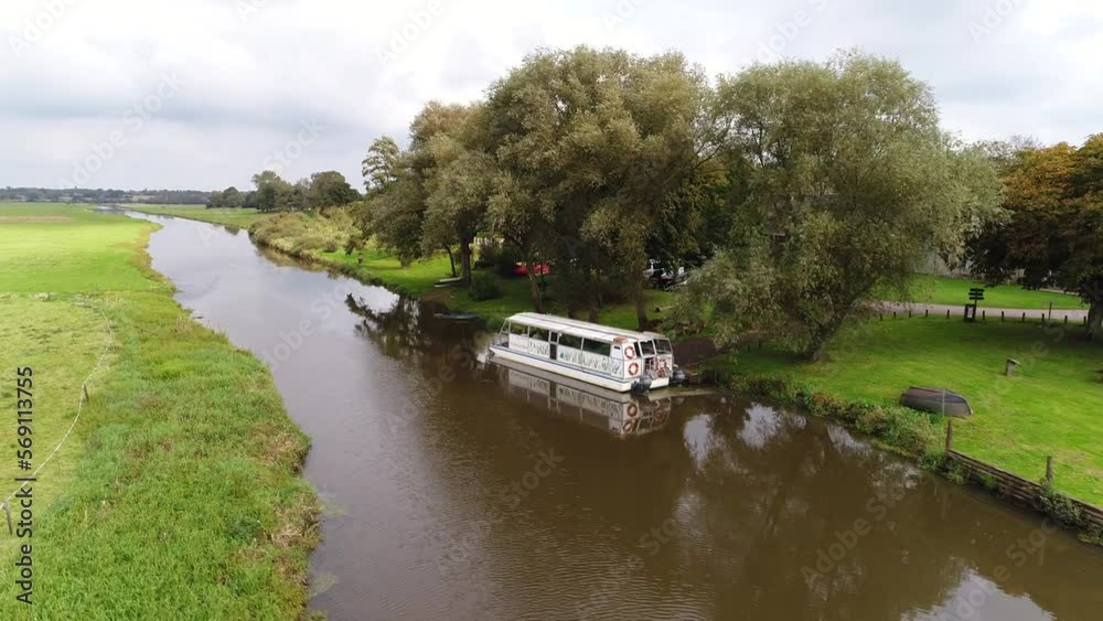 Péniche sur la Douve, dans le Cotentin, Normandie, France Péniche sur la Douve, dans le Cotentin, Normandie, France