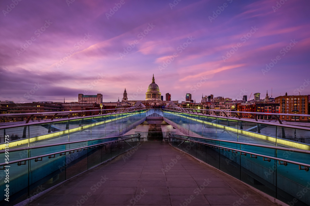 Obraz premium The illuminated skyline of London with St. Pauls Cathedral during a colourful dusk, United Kingdom