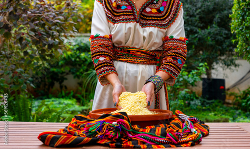 Schilderij op canvas Femme berbère qui prépare du couscous yennayer