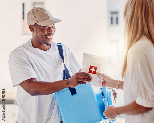 Valokuva Healthcare, delivery and supply with a courier black man making a delivery to a woman in her home