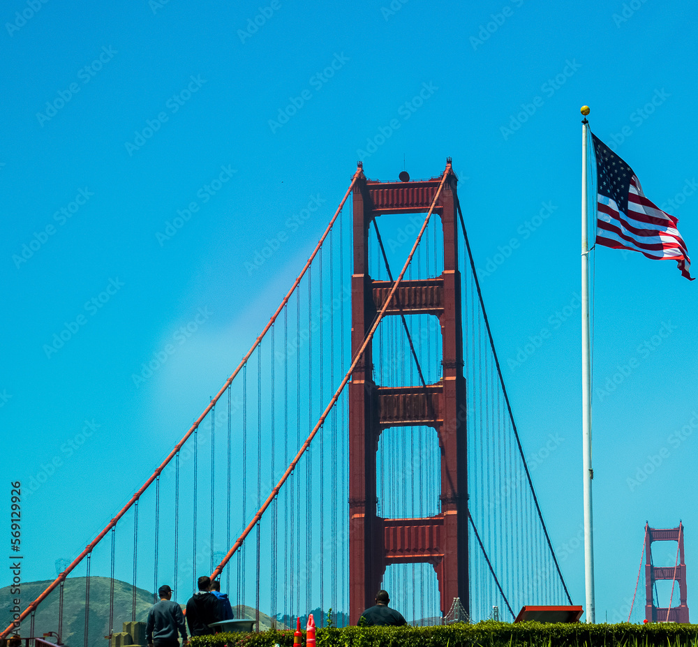 Fototapeta premium Golden Gate Bridge with flag