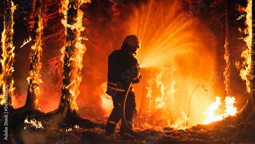 Foto Professional Firefighter Extinguishing Large, High-Priority Part of the Forest Fire