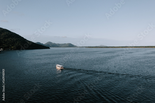 Ein Boot - Fähre auf dem See Lagoa da Conceição auf der Insel Florianopolis. Ein See direkt am Meer Drohne 7 photo