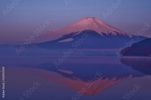 朝焼けに染まる富士山