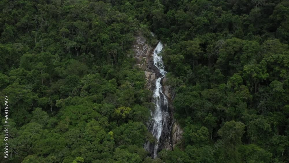 Wasserfall mit der Drohne in Südbrasilien gefilmt. Wasserfall in den Subtropen von Südamerika. 1 Wasserfall mit der Drohne in Südbrasilien gefilmt. Wasserfall in den Subtropen von Südamerika. 1