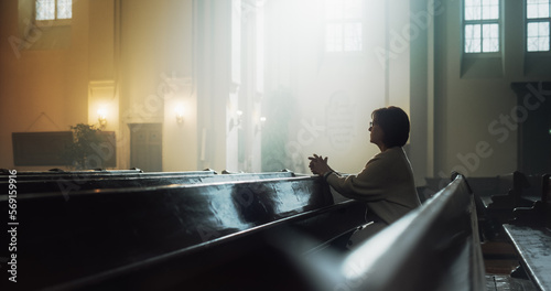 Murais de parede A Devout Christian Older Woman Sits Piously In a Church, Folding Hands For Praying, Seeks Guidance From Their Religious Faith and Spirituality
