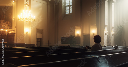 Fotografia Christian Woman Sits Piously in Church, Praying, Seeks Guidance and Solace from Religious Faith and Spiritual Belief in God