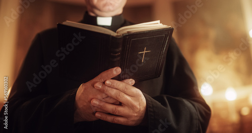 Cuadro en lienzo In Christian Church: Close Up of The Bible, Gospel of Jesus