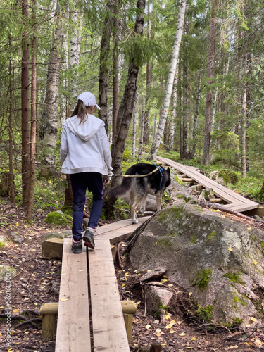 Wandern mit Hund im Nationalpark Skuleskogen im Gebiet der  Höga Kusten in Schweden