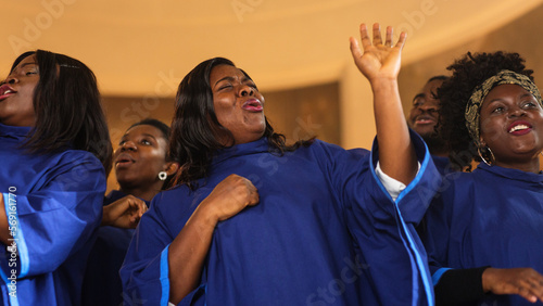 Obraz na plátně Group Of Christian Gospel Singers Praising Lord Jesus Christ