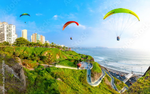Canvastavla Miraflores boardwalk, a place of healthy recreation where paragliding is also practiced