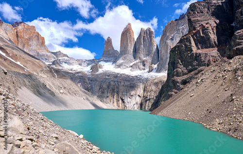 Fototapeta Naklejka Na Ścianę i Meble -  view of the lake from mirador de las torres in torres del paine, chile
