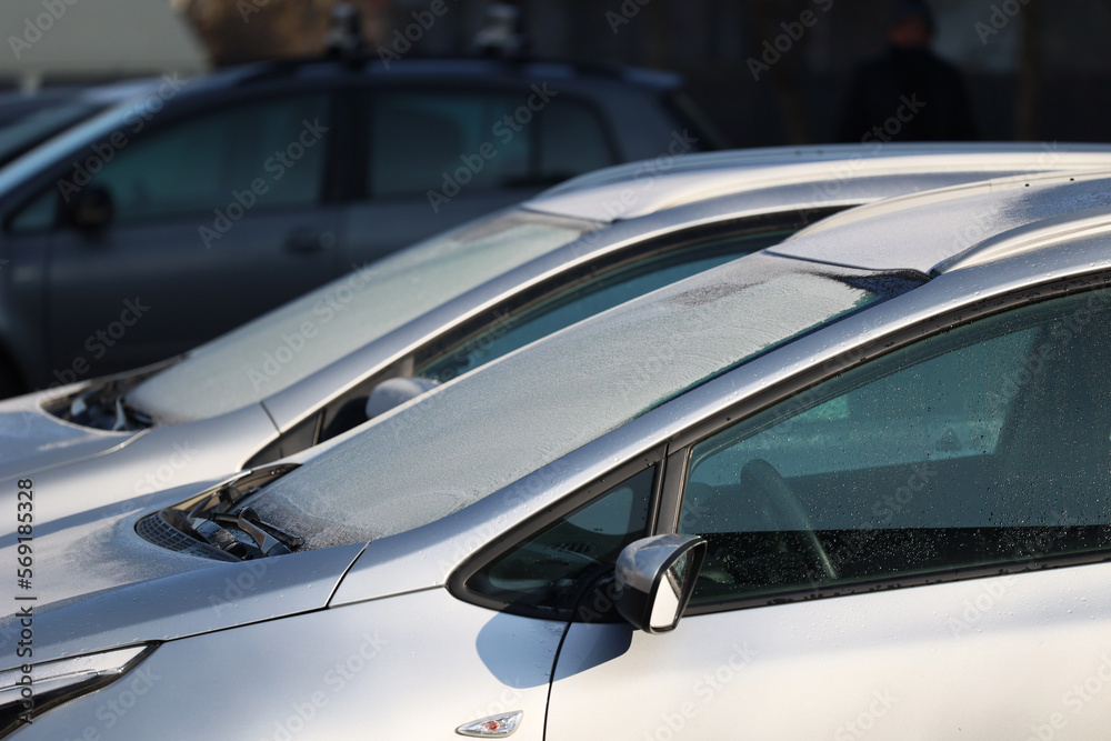 Zimowy Poranny szron na szybach zaparkowanych samochodów - obrazy, fototapety, plakaty 