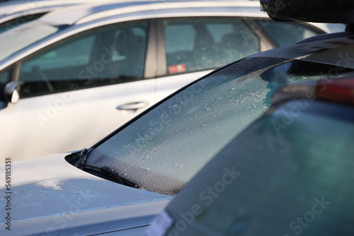 Zimowy Poranny szron na szybach zaparkowanych samochodów