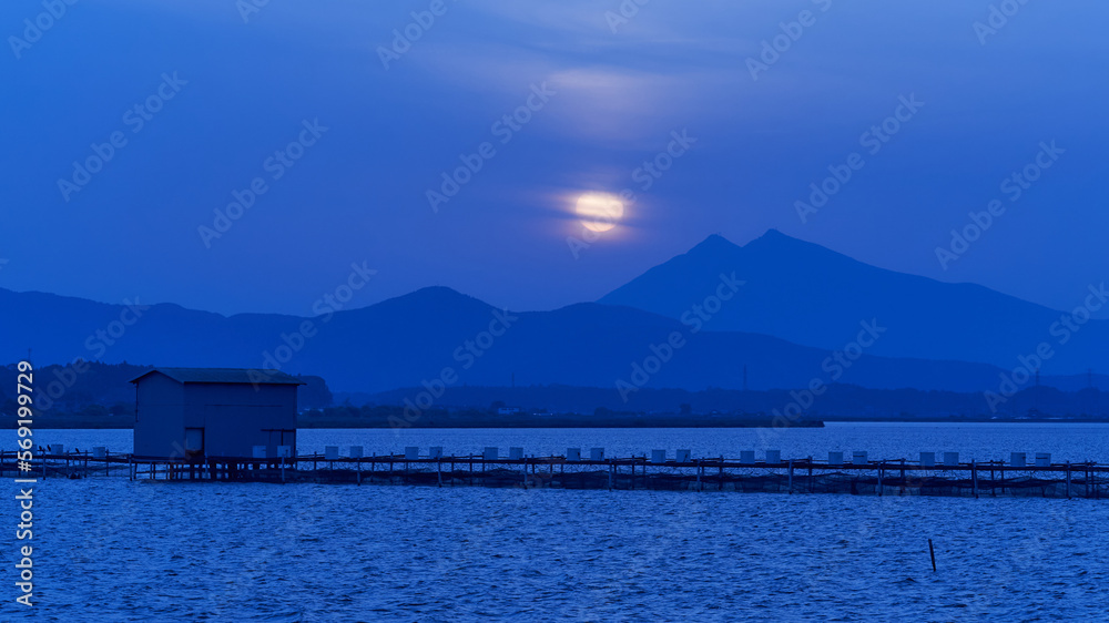 霞ヶ浦から望む筑波山の夜景イメージ