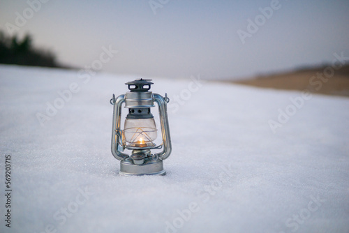 雪とオイルランタン © 歌うカメラマン