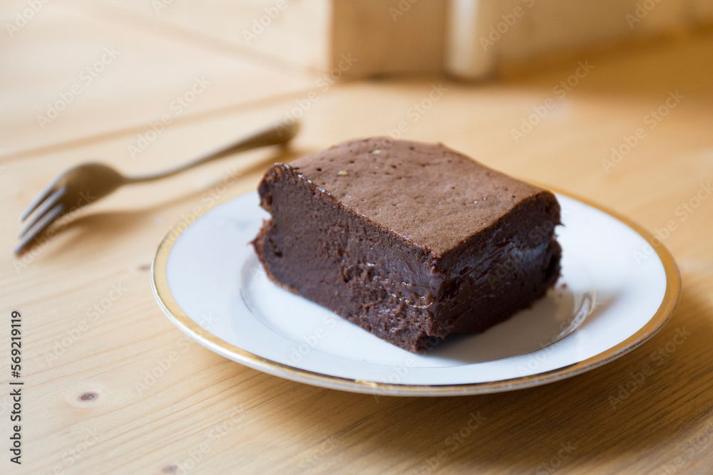 A brownie is a small chocolate cake, typical of the gastronomy of the United States. It is named for its dark brown color, or brown in English.