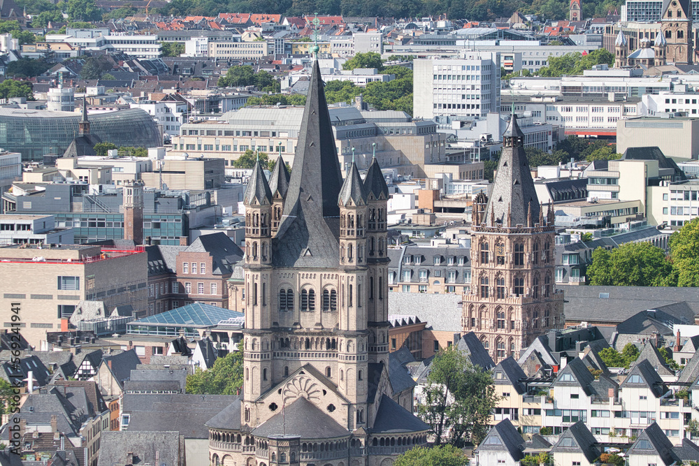 Köln Groß St. Martin mit dem Rathausglockenturm