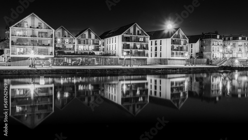 Reflets sur la rivière Aisne à Soissons en noir et blanc photo