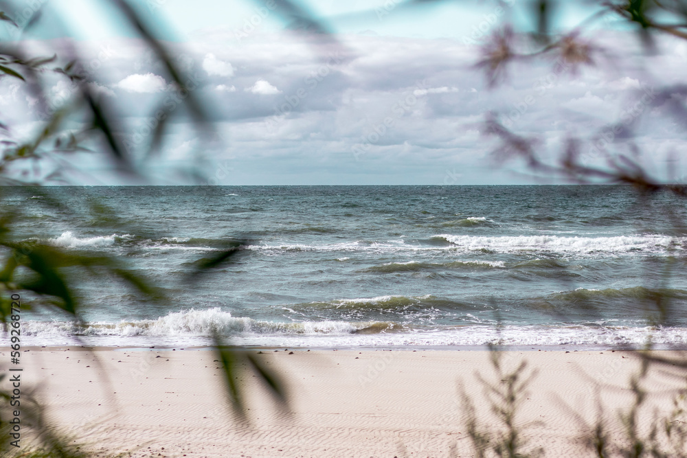 Widok na plażę ustka Bałtyk - obrazy, fototapety, plakaty 