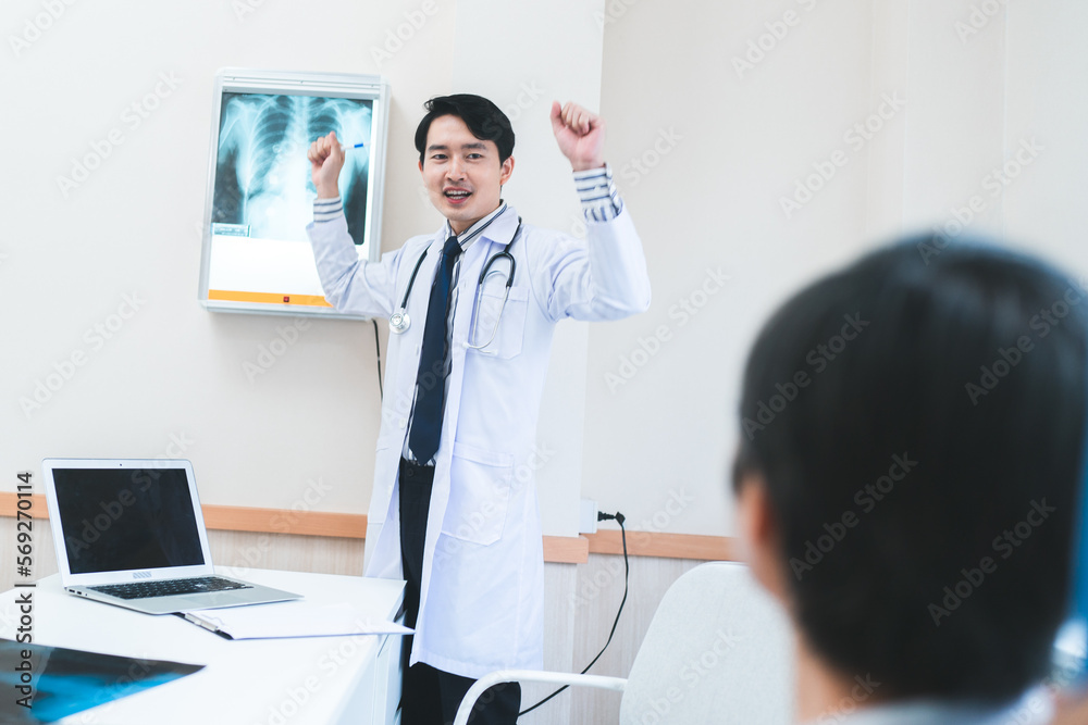 Obraz premium aging society and health insurance concept, professional radiologist or specialist doctor showing medicals x-ray diagnosis to elderly patient at hospital clinic, medicine disease health care